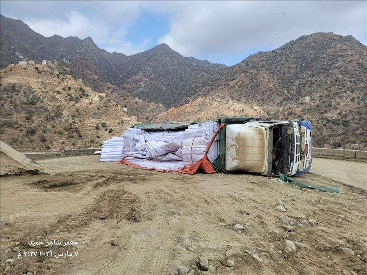 انقلاب شاحنة محملة بالألعاب النارية يتسبب في حادث مرعب بمحافظة لحج