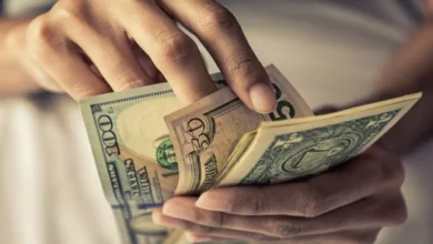 انهيار مفاجئ للعملات أمام الريال السعودي وتسجيل الدولار أدنى مستوى في أسابيع بعد تراجع حاد