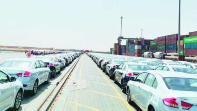 تجار يتفوقون على وكلاء السيارات في رفع الأسعار ويحدثون جدلاً في السوق