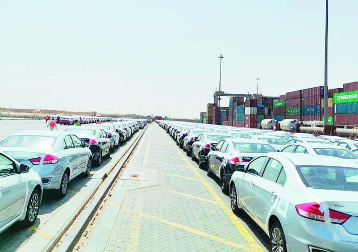 تجار يتفوقون على وكلاء السيارات في رفع الأسعار ويحدثون جدلاً في السوق