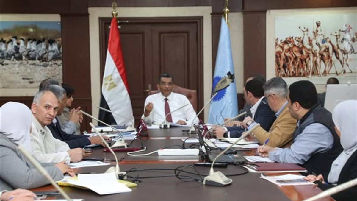 تحرك إداري عاجل: محافظ البحر الأحمر يناقش تعزيز إجراءات تقنين وضع اليد ومعالجة مخالفات البناء