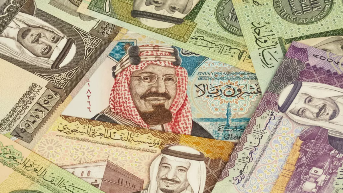 تحركات صادمة في أسعار العملات اليوم.. تهاوي الدينار الكويتي وارتفاع قياسي في الريال القطري
