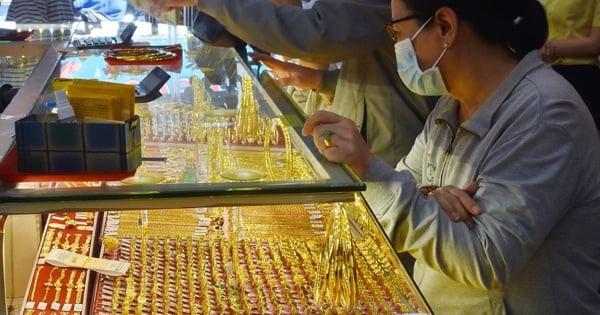 تراجع حاد في أسعار الذهب العالمية يتجاوز الـ112 دولارات وسط تقلبات السوق