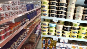 تراجع في أسعار مستلزمات الحلويات بنسبة 10٪ يعيد الأمل لملاك المهن الغذائية