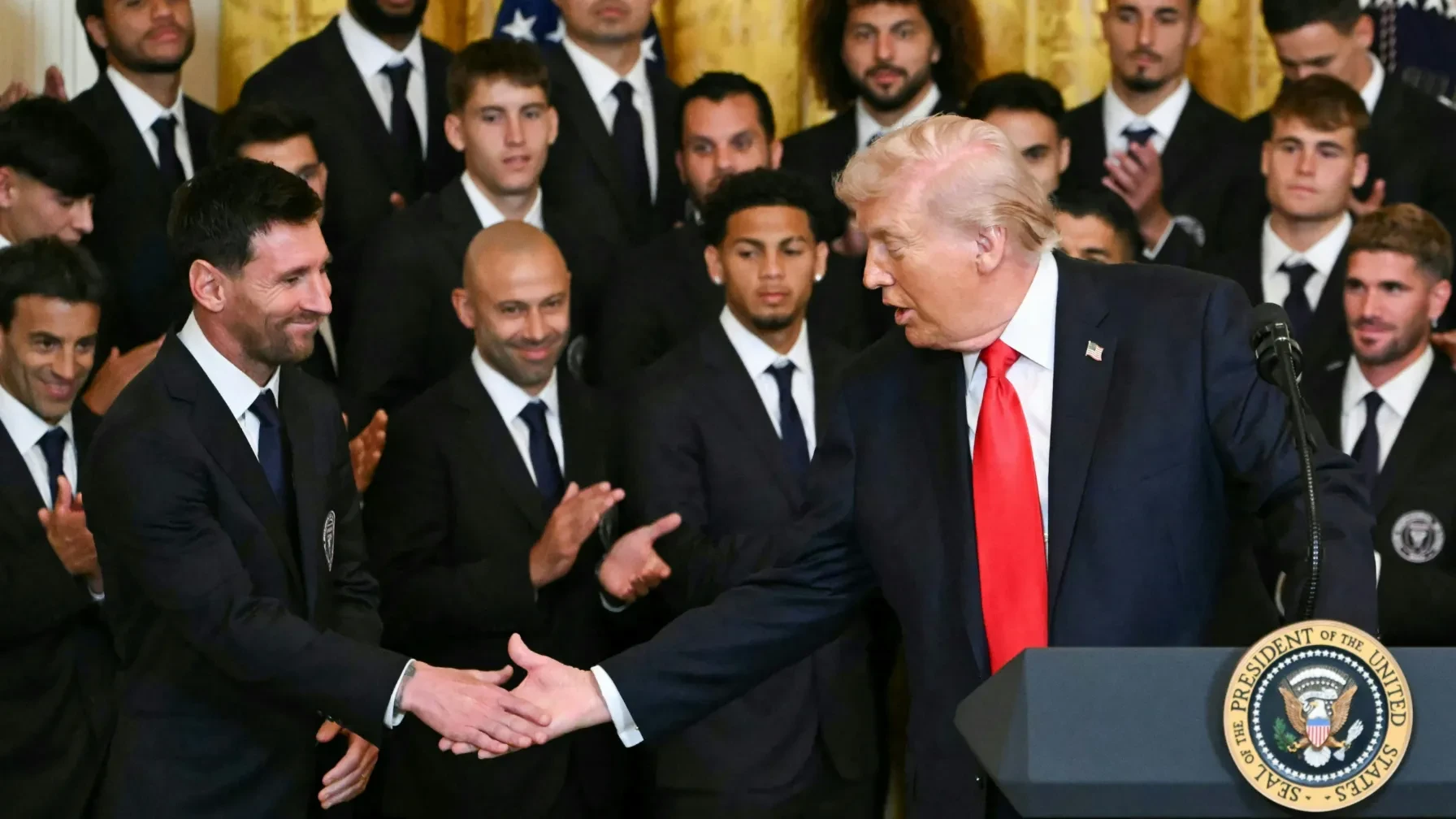 ترامب يفاضل بين ميسي وبيليه وكريستيانو ويشيد بنادي الأهلي المصري