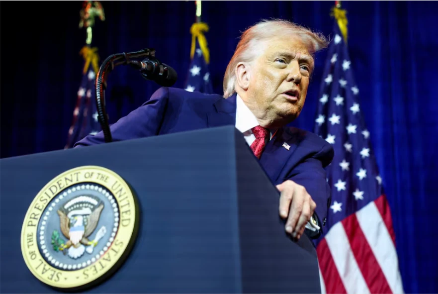 ترامب يهدد الكونجرس بجمود تشريعي حاسم إثر تمرير قانون "إنقاذ أمريكا"