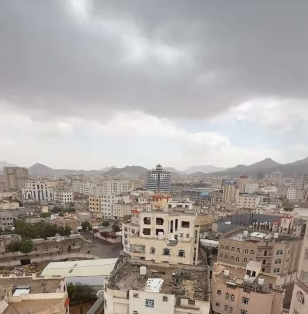 تساقط أمطار غزيرة يغمر العاصمة صنعاء في موجة غير مسبوقة