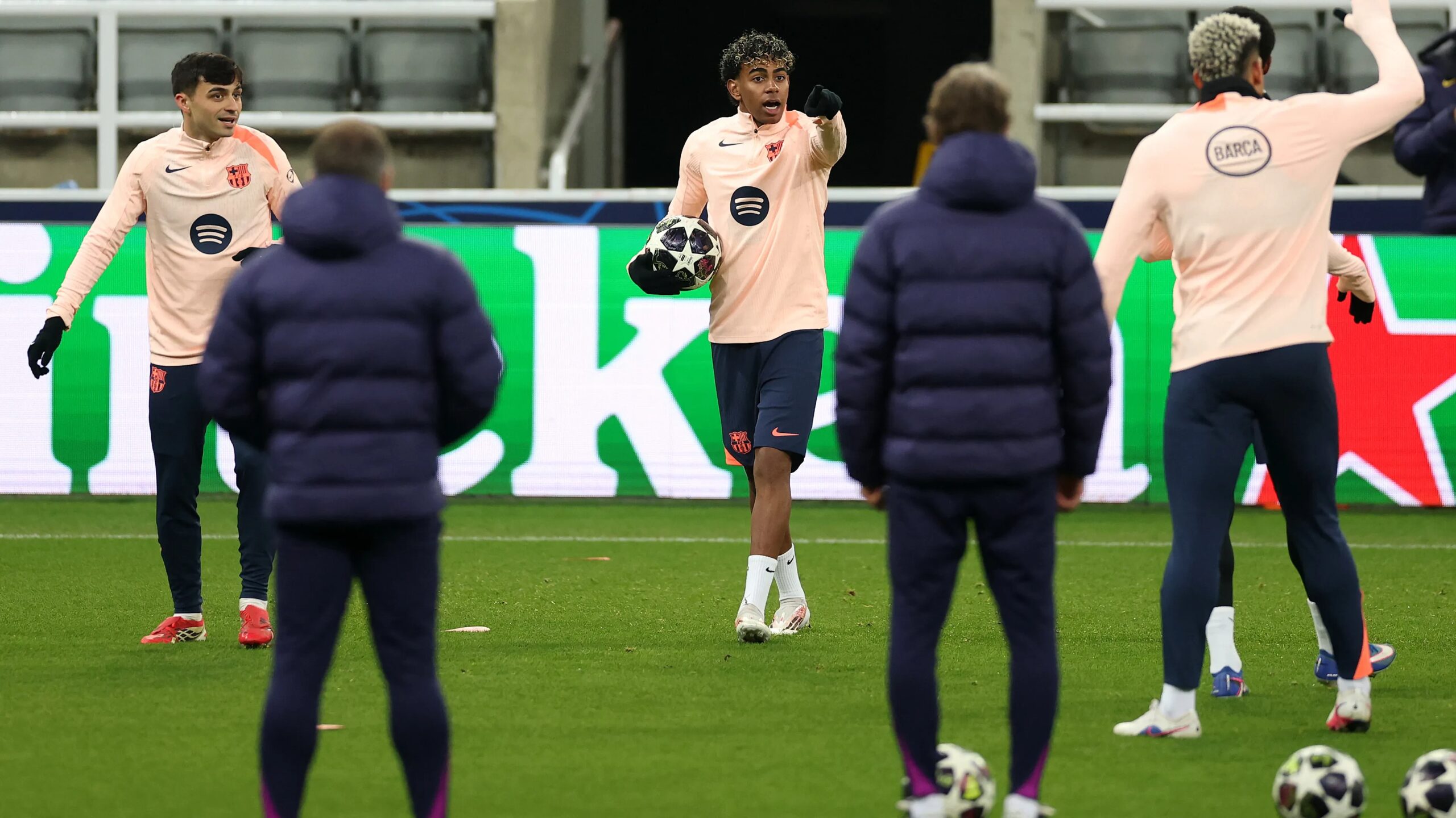 تصرف إنساني من فليك قبل مواجهة نيوكاسل يعكس أخلاق المدرب وترك أثرًا إيجابيًا