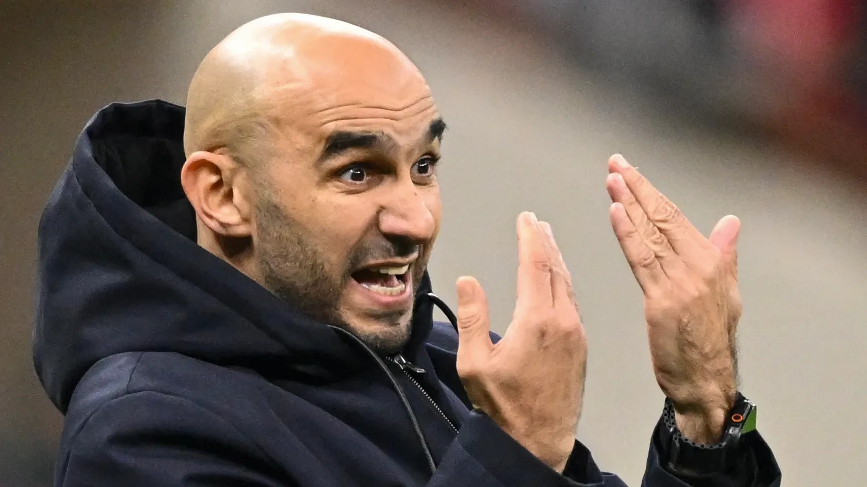 تصرف غريب من الركراكي يثير الجدل في مؤتمر تقديم مدرب المغرب الجديد