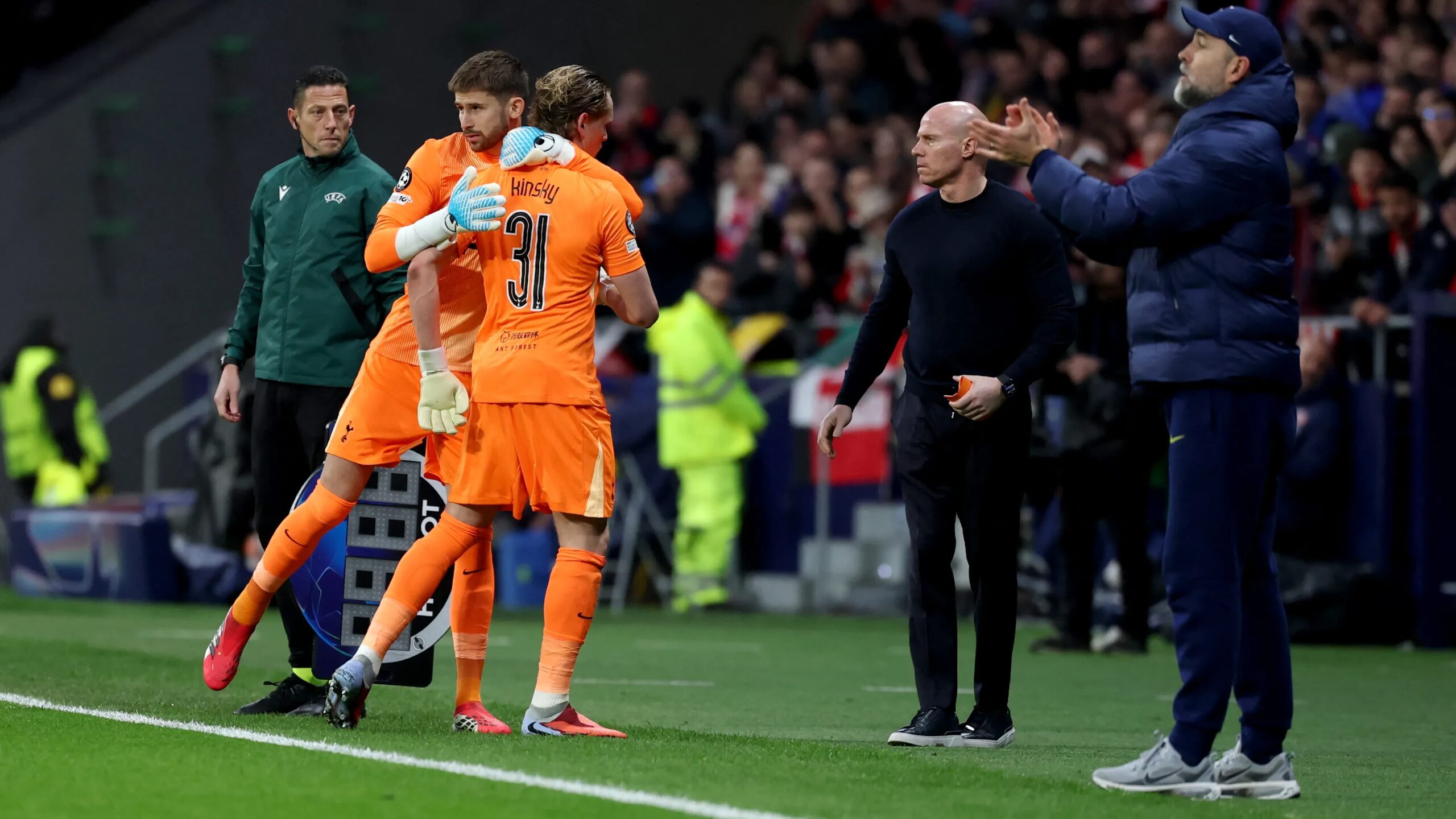 تعاطف عالمي مع أسطورة مانشستر يونايتد بعد تدمير مسيرة حارس توتنهام