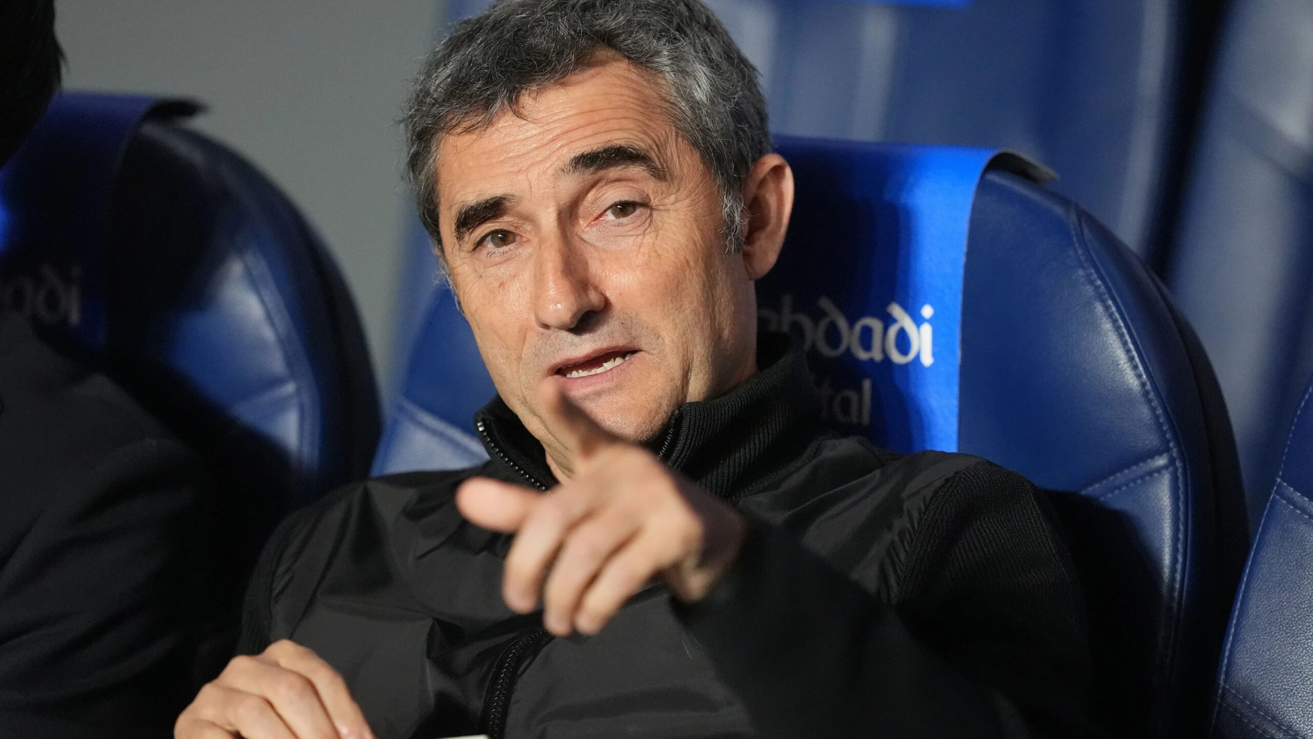 تعليق غير متوقع من فالفيردي حول عدم طرد لاعب برشلونة يثير الجدل