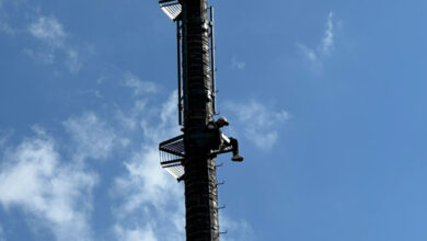 تهديد بالانتحار من فوق لاقط هوائي يستنفر سلطات مراكش ويثير حالة من التوتر + صور