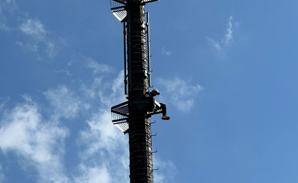 تهديد بالانتحار من فوق لاقط هوائي يستنفر سلطات مراكش ويثير حالة من التوتر + صور