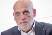 تيباس يتطاول على تشافي ويكذب حول أزمة ميسي في حرب التصريحات الكروية