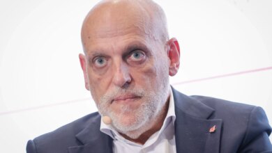 تيباس يتطاول على تشافي ويكذب حول أزمة ميسي في حرب التصريحات الكروية