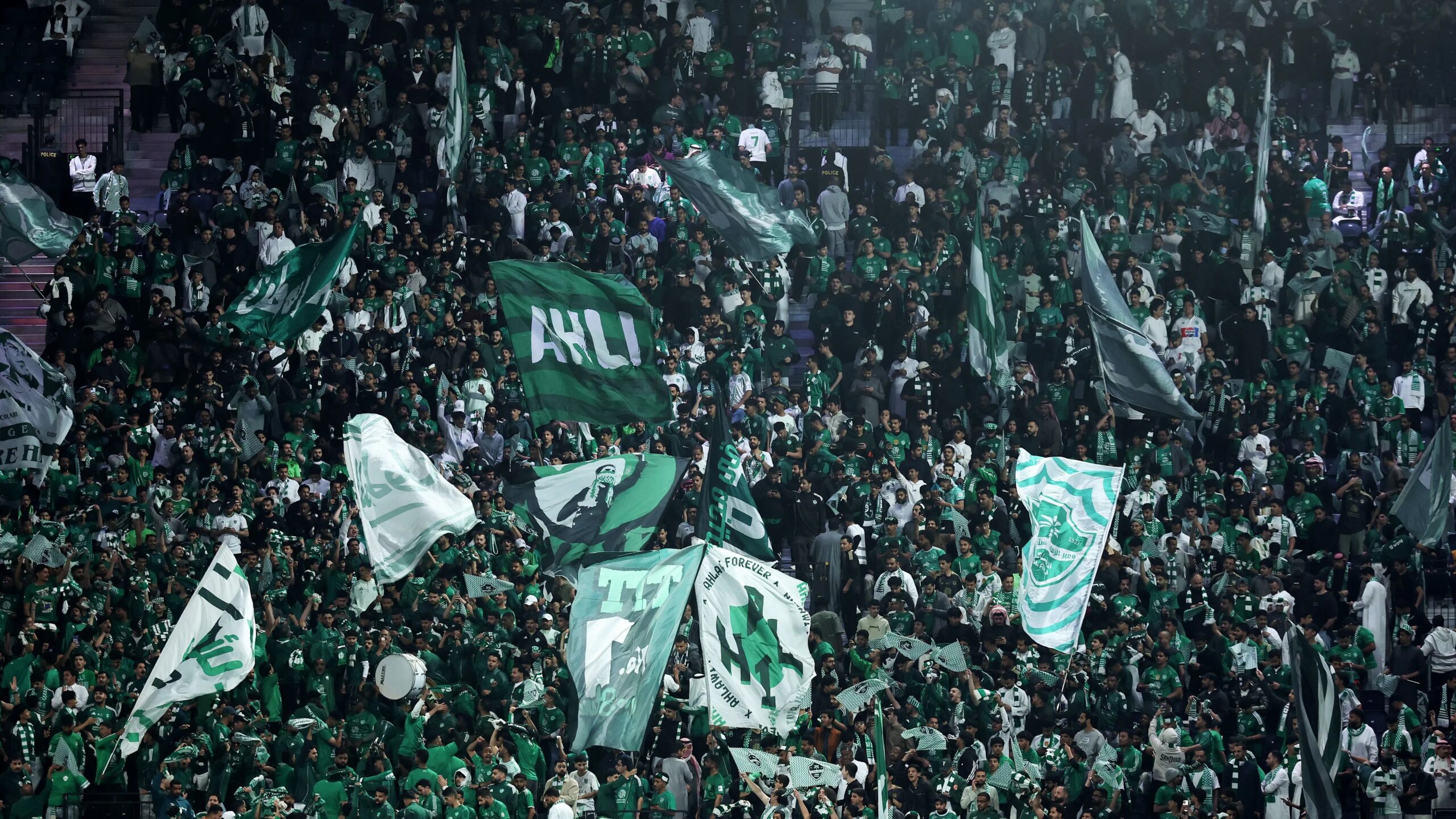 جماهير الأهلي تسيطر وتشتعل أجواء ديربي جدة مبكرًا وتثير حماس المنافسة