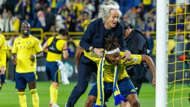 جيسوس يتحول إلى طفل في احتفال مثير مع صاحب القاضية ويثير الجدل بين الجماهير