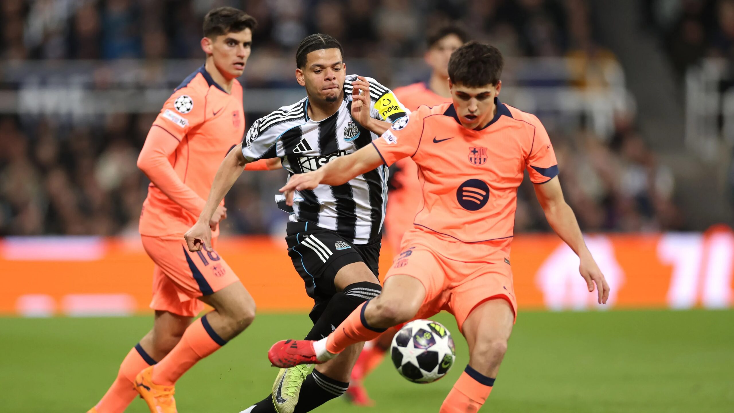 خطأ غريب يجعل مشجع برشلونة يتجه لمباراة إكستر بدلًا من نيوكاسل