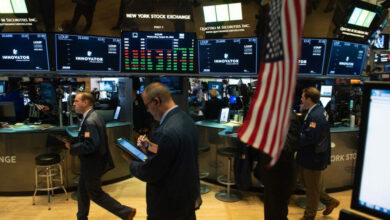 داو جونز ينهار بـ740 نقطة مع استمرار ارتفاع أسعار النفط، وتوقعات ببيانات اقتصادية حاسمة