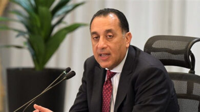 رئيس الوزراء يسلم عقود الوحدات السكنية لمحدودي الدخل ويتفقد أعمال سفن التغويز في خطوة عاجلة لدعم الأسر الفقيرة