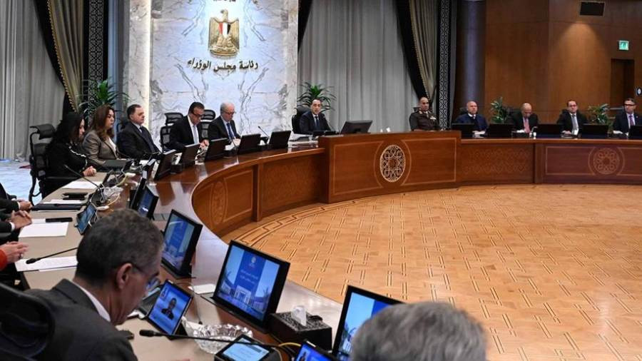 رئيس الوزراء يعلن عن مراجعة حاسمة لقرار زيادة أسعار البنزين في حال توقف الحرب