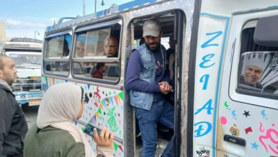 رئيس حي وسط الإسكندرية يراقب تطبيق التعريفة الجديدة في موقف «محطة مصر» (صور)