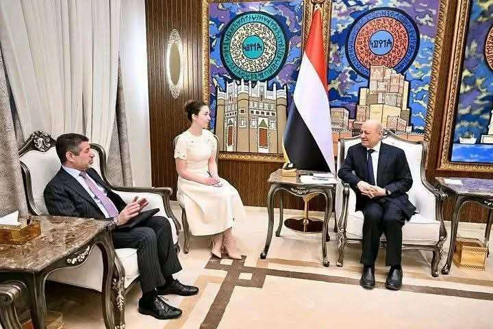 رئيس مجلس القيادة يؤكد ضرورة مواصلة الضغوط القصوى على النظام الإيراني وتفكيك مليشياته المسلحة لتعزيز الاستقرار والأمن