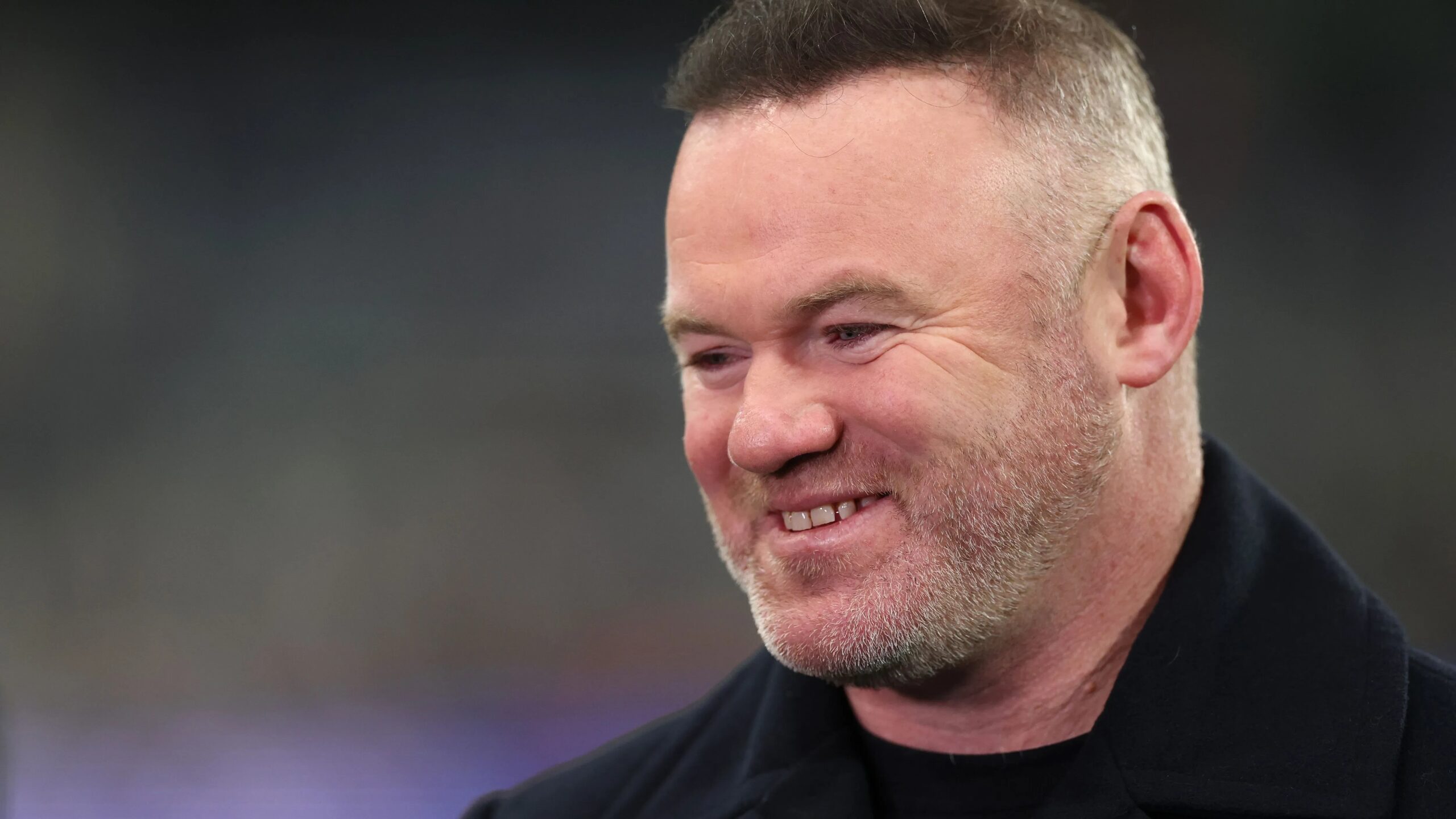 روني يسخر من هزيمة ليفربول على الهواء مباشرة ويثير الجدل بين الجماهير