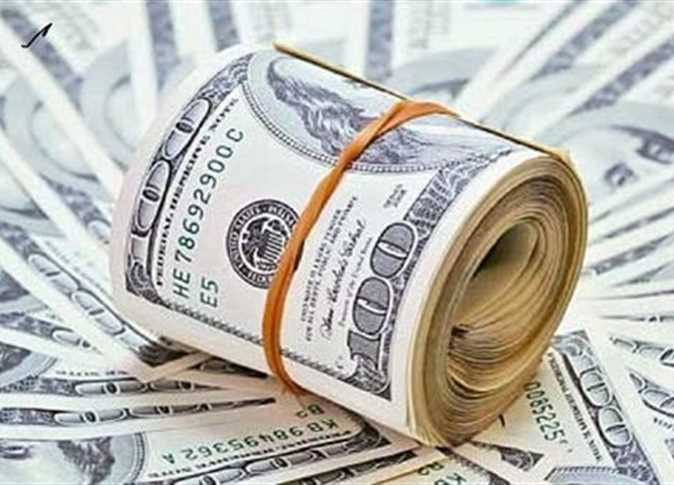 سعر الدولار يتخطى عتبة الـ52 جنيهًا في البنوك المصرية ويثير قلق السوق