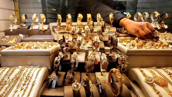 سعر الذهب عيار 18 يختتم تعاملاته عند 6385 جنيها وسط استقرار ملحوظ في السوق المالية (12 مارس 2026) — مشاهير