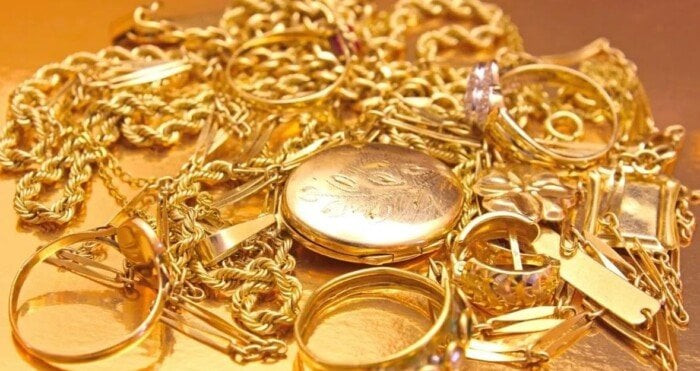 سعر الذهب يخسر 65 جنيها رغم اقتراب الدولار من مستوى قياسي