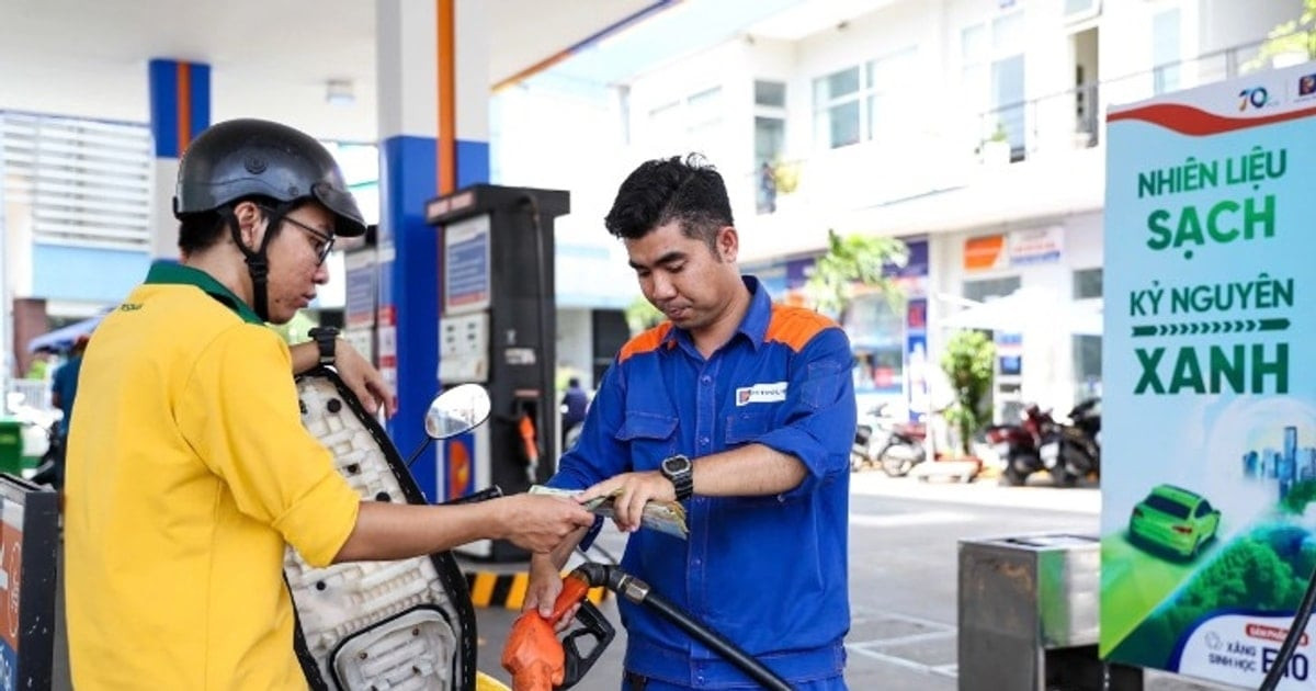 سعر بنزين RON95 يقفز تقريبًا إلى 30,000 دونغ فيتنامي للتر، في انهيار جديد لأسعار الوقود