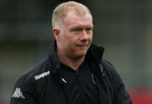 سكولز يؤكد لم يكن يقصد إهانة كاريك ويفند اتهامات الإساءة