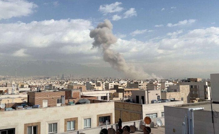سماع دوي انفجارات قوية يهز العاصمة الإيرانية طهران وسط أنباء عن تطورات أمنية عاجلة