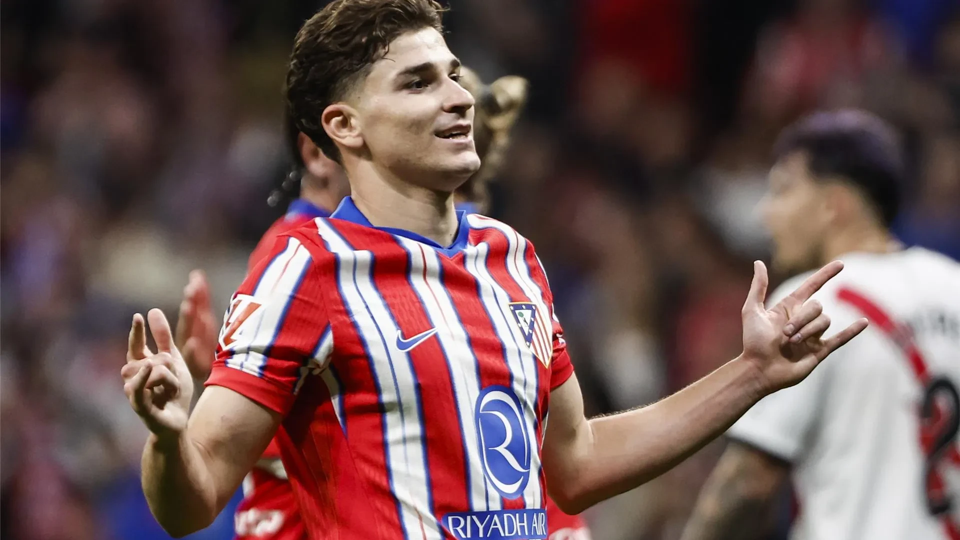 سيميوني يعلق على تصريحات ألفاريز المثيرة بشأن الرحيل ويشدد على أهمية التركيز على المستقبل