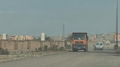 شاحنات نقل الأتربة تثير قلق سكان إقامة النخيل ببلعكيد.. ونداءات بتدخل عاجل من السلطات لوقف المعاناة