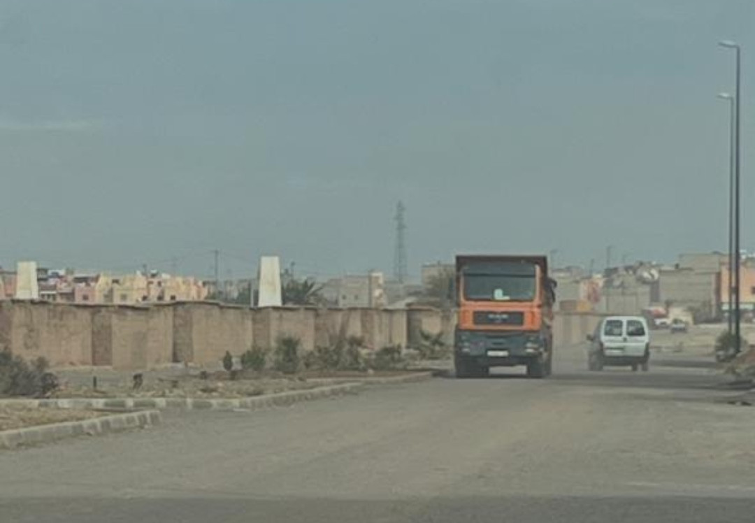 شاحنات نقل الأتربة تثير قلق سكان إقامة النخيل ببلعكيد.. ونداءات بتدخل عاجل من السلطات لوقف المعاناة