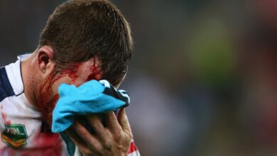 شقيق لاعب يطعن منافسًا بسكين في منطقة حساسة خلال مباراة أدت إلى غرق الملعب بالدماء