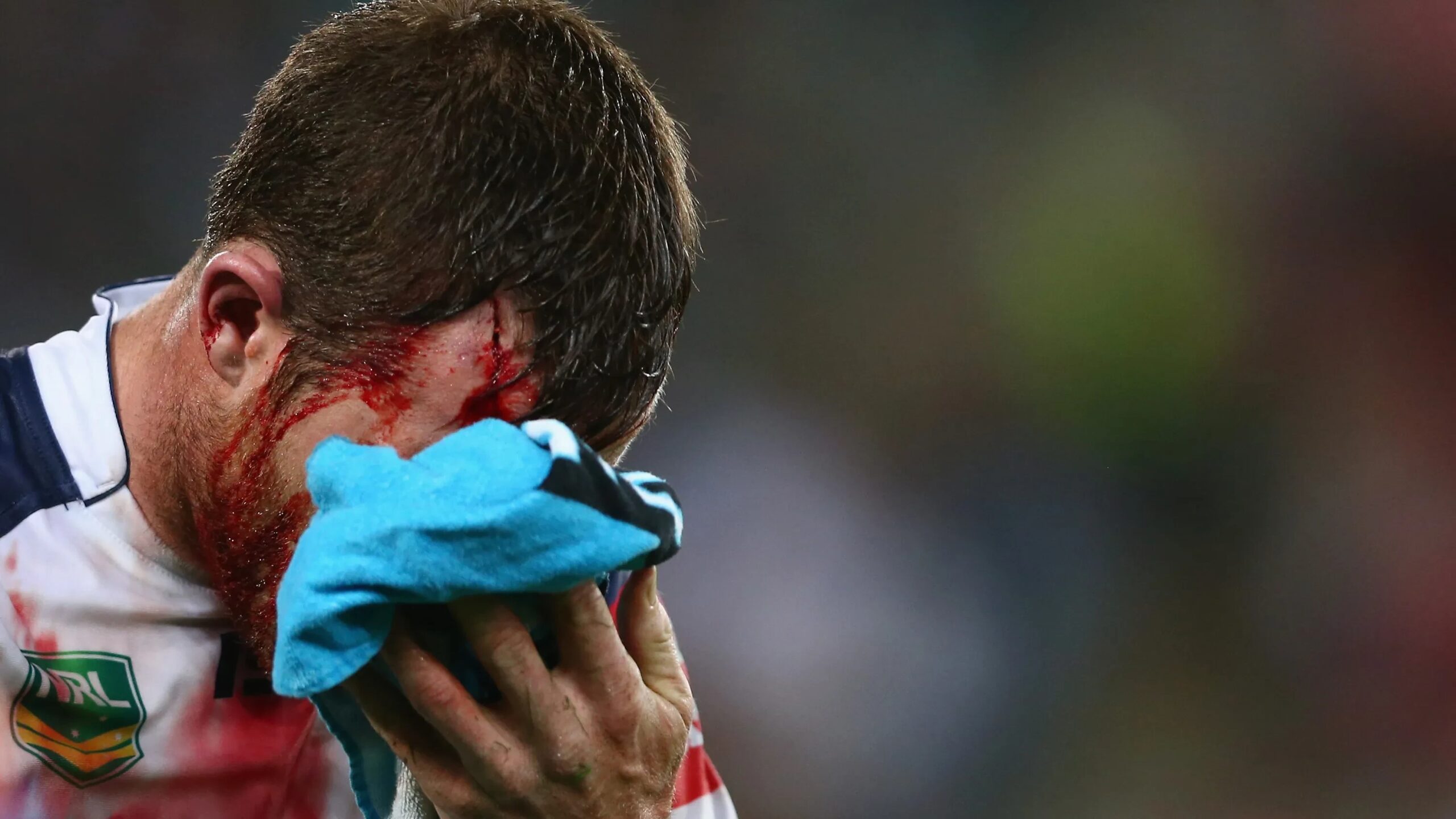 شقيق لاعب يطعن منافسًا بسكين في منطقة حساسة خلال مباراة أدت إلى غرق الملعب بالدماء