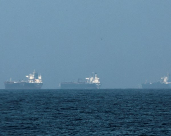 صحيفة بريطانية تحذر: أزمة الشحن في الخليج قد تؤدي إلى اضطرابات حادة في أسعار الغذاء