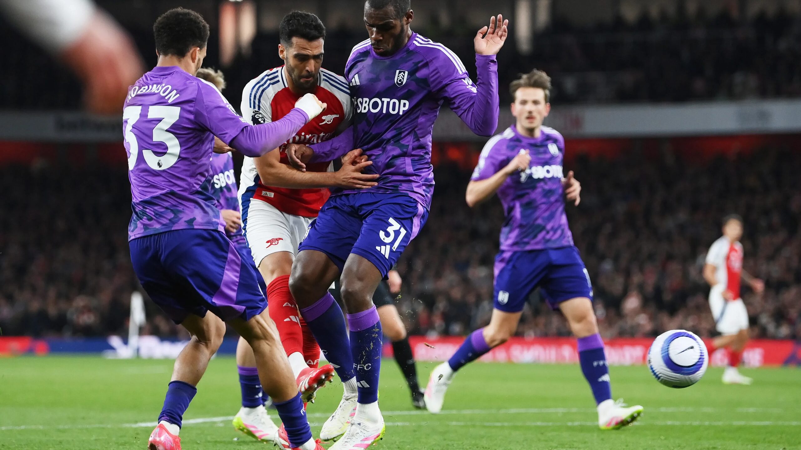 صخرة الدوري الإنجليزي تختار تمثيل المغرب في تشكيلة الموسم