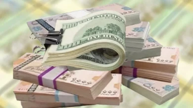 صدمة في السوق اليمني: انهيار الريال يفتح فجوة مرعبة.. الدولار يصل إلى 530 في صنعاء و1558 في عدن!