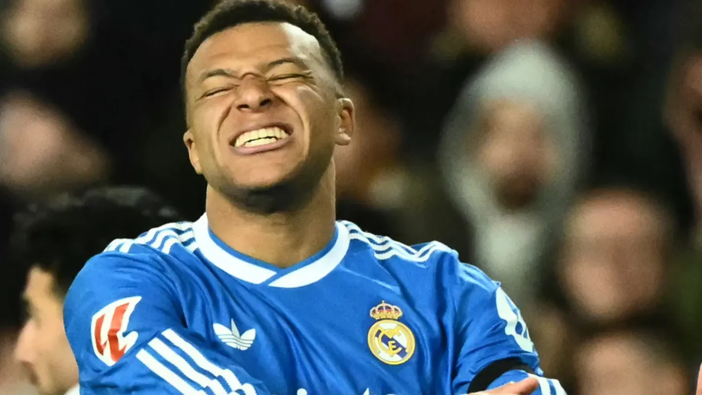 طرف ثالث يهدد استقرار علاقة مبابي العاطفية ويثير مخاوف الجمهور