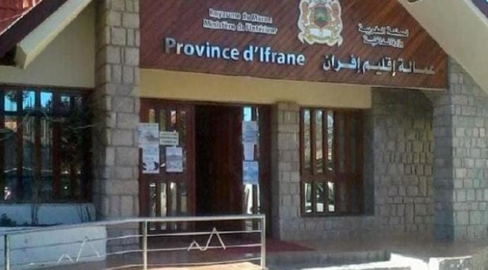 عاجل: السلطات في أزرو تُخفف من إجراءات مكافحة كورونا بعد تراجع الإصابات وتُوحّد توقيت إغلاق المحلات التجارية لتعزيز الانتعاش الاقتصادي