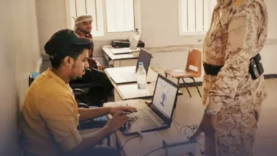 عجز الحكومة عن صرف رواتب آلاف الضباط في عدن لمدة خمسة أشهر يثير الإحباط والمخاوف، رغم إعلانها عن صرف المستحقات، والبنوك ترفض التنفيذ