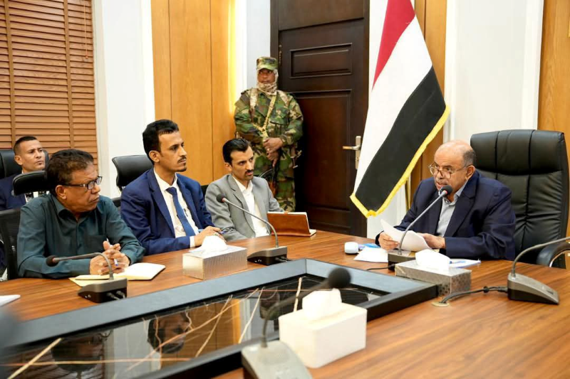 عضو مجلس القيادة الرئاسي سالم الخنبشي يصل المكلا ويهدد باللجوء للحسم العسكري في حال فشلت المفاوضات مع الحوثيين، ويتوعد المجلس الانتقالي بقرارات حاسمة