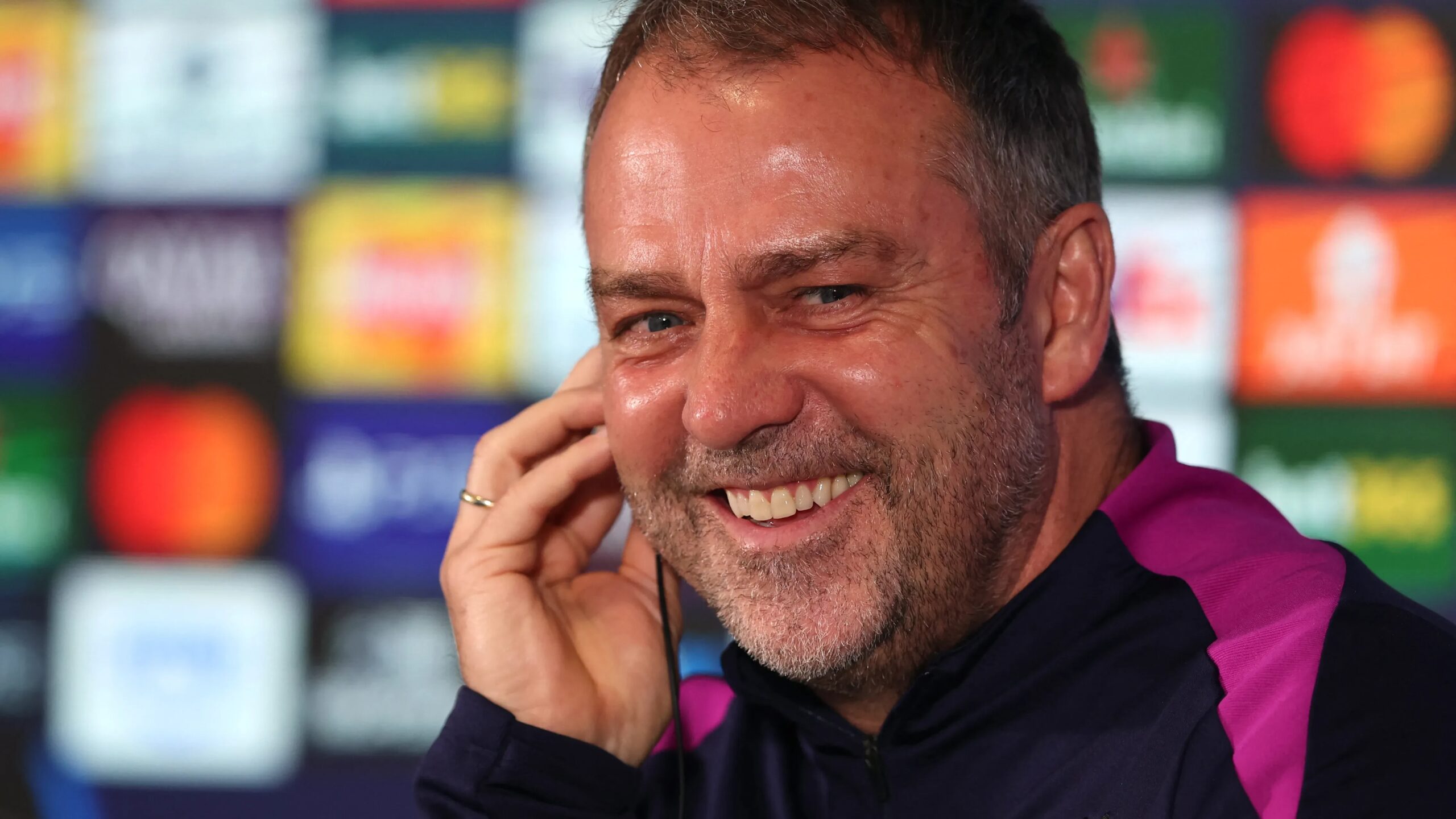 فليك يوجه رسالة اعتذار ويحسم ردود فعله على تصريحات تشافي حول قضية المنزل