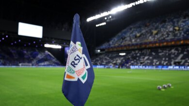 فيديو لقطة طريفة هدف يعالج لاعبًا من الإصابة في دوري روشن