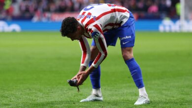 فيديو نجم أتلتيكو ينقذ الحمامة ويخطف الأضواء في الليجا بلحظة إنسانية مؤثرة