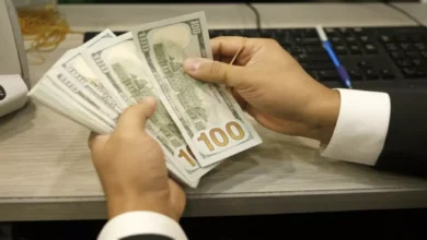 قرار البنوك يزلزل السوق.. السعر النهائي للدولار بعد تذبذبات جنونية يتجه للاستقرار (تفاصيل)